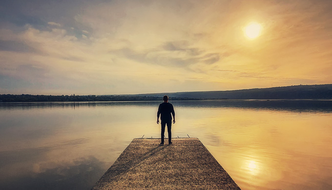 1人たたずむ男性