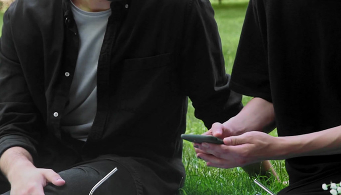 仲良さそうに話す男性たち