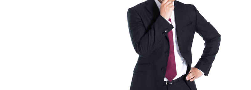 顎に手をやり悩む男性の画像