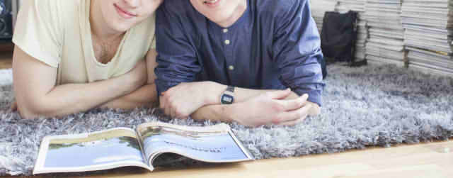 肩を寄せ合う男性二人の画像