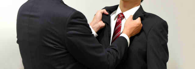 胸倉を掴まれて喧嘩をしようとする男性の画像