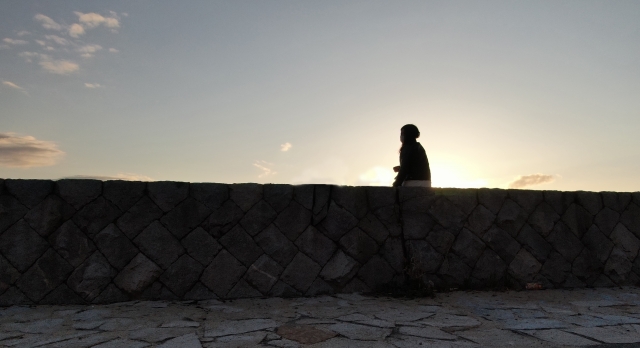 空を見つめる男