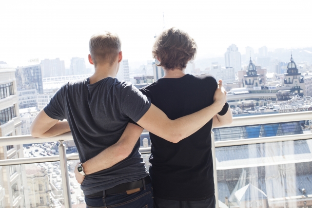 ベランダで体を寄せ合うカップル