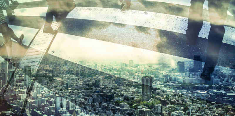 ビル街と横断歩道を渡る人々の画像