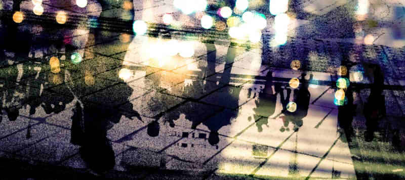 街を歩く人々の画像