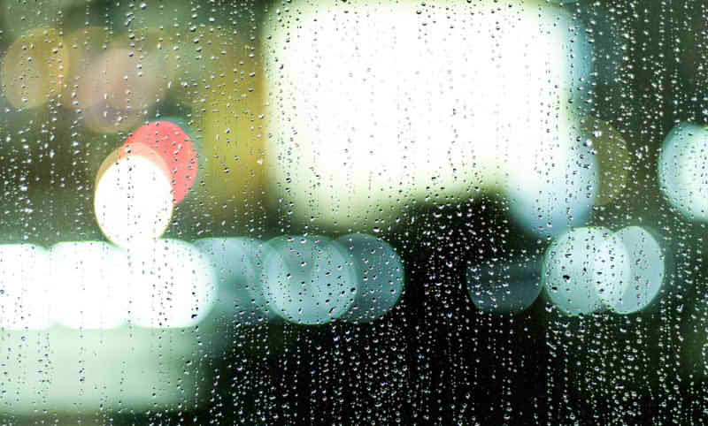 雨の中水滴が窓についている画像