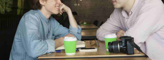 カフェで会話をする男性2人