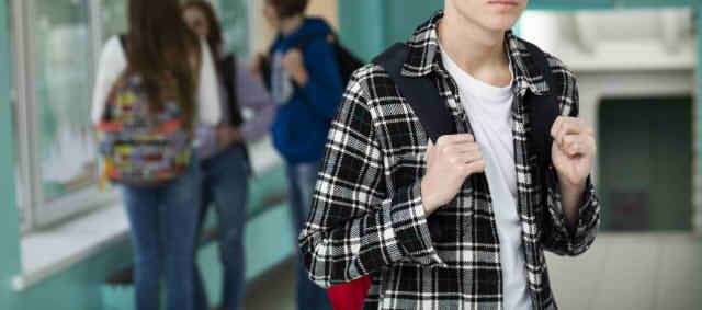 リュックを背負った大学生の画像