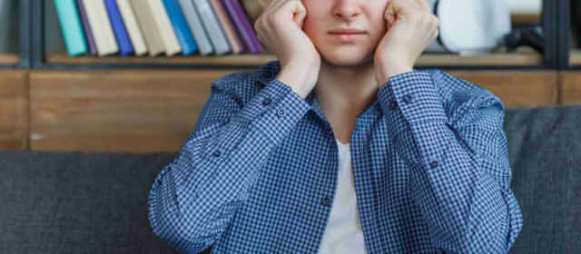 苦悩する男性の画像