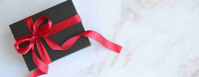 赤いリボンのプレゼントの画像