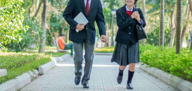 帰宅中の高校生の男女の画像