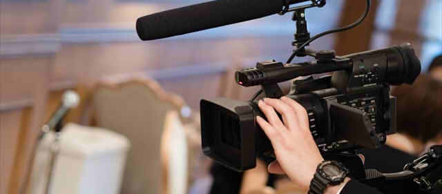 カメラを手に持っている画像