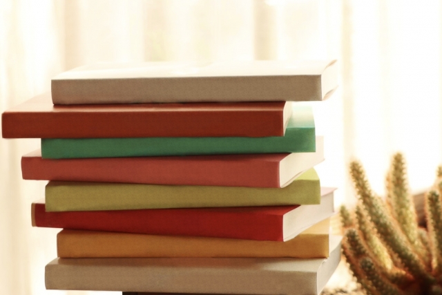 積まれた本の画像
