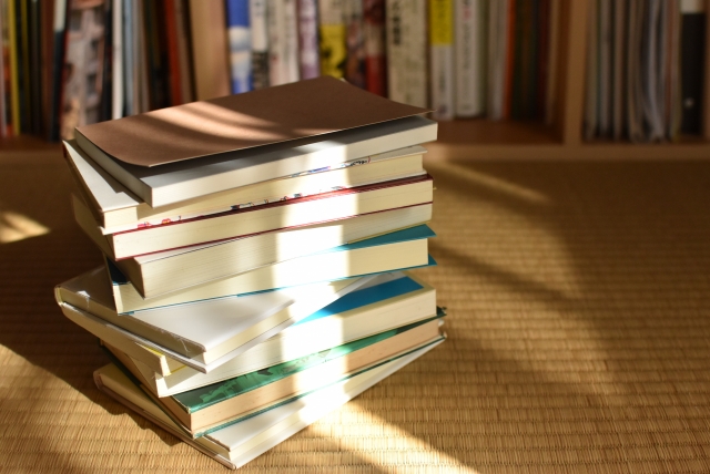 積み上げられた本の画像
