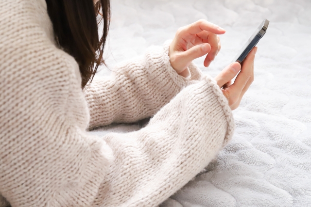 スマホを触る女性の手元の画像