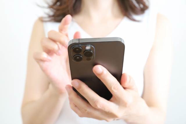 スマホを触る女性の手のアップの画像