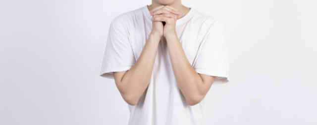 男性が両手で祈る様子の画像