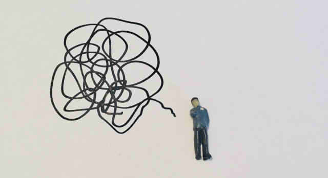 モヤモヤしている様子の人形の画像