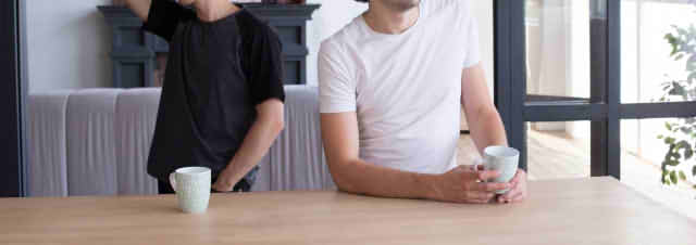 距離感のある男性二人の画像