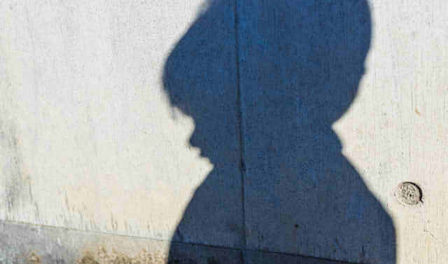 男の子の影の画像