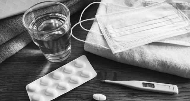 マスクと風邪薬と体温計の画像