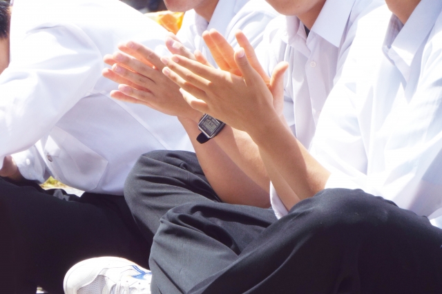 男子高校生の集団の画像