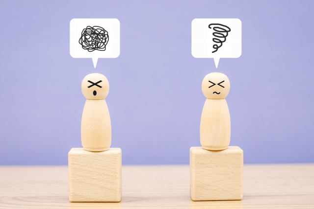 悩んでモヤモヤしている人形の画像