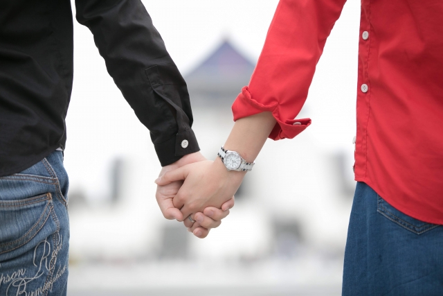 手をつなぐ2人の後ろ姿の画像