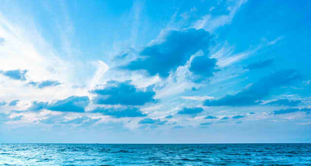 青い海と青い空の画像