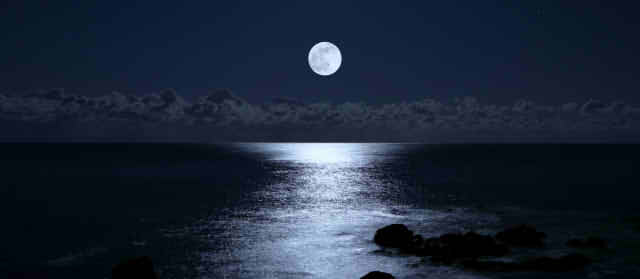 夜の海と満月の画像