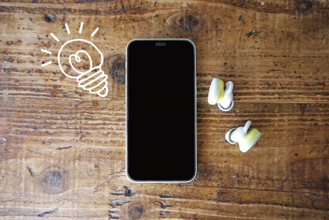 スマホとイヤホンの画像