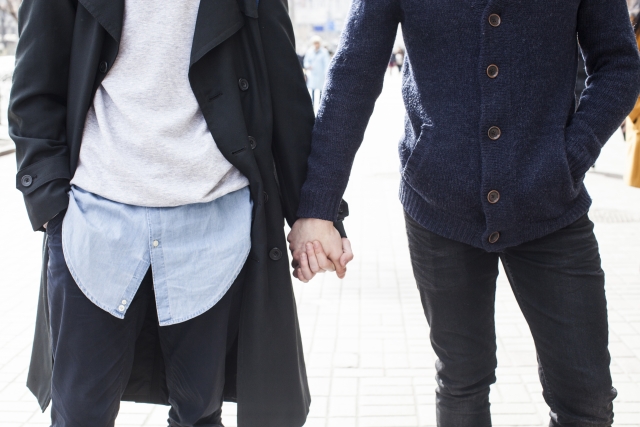 男性二人が手を繋いでいる画像