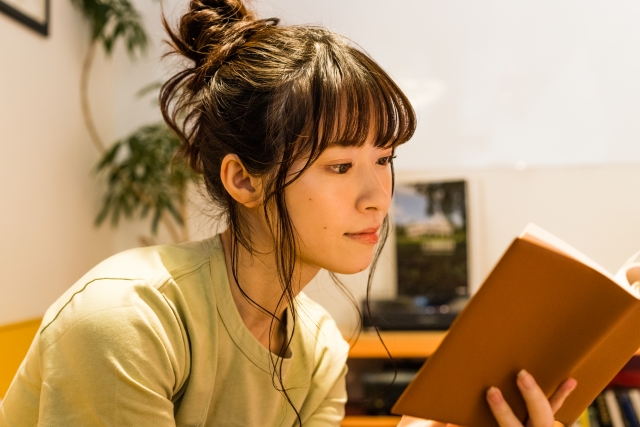 女性が本を読んでいる画像