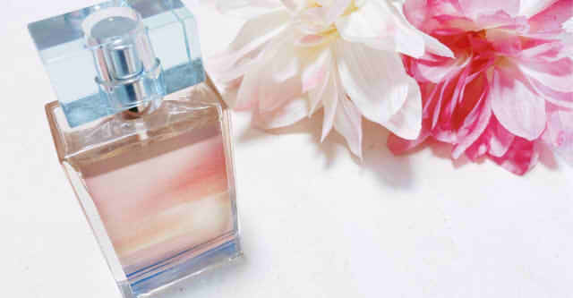 香水瓶と花の画像