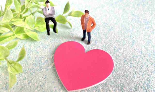 ハートと男性二人の人形の画像