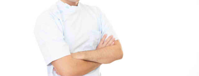 男性歯科医が腕を組んでいる画像