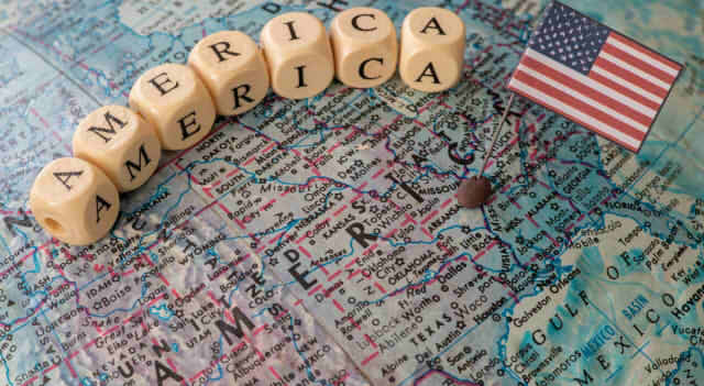 アメリカの国旗と地図の画像