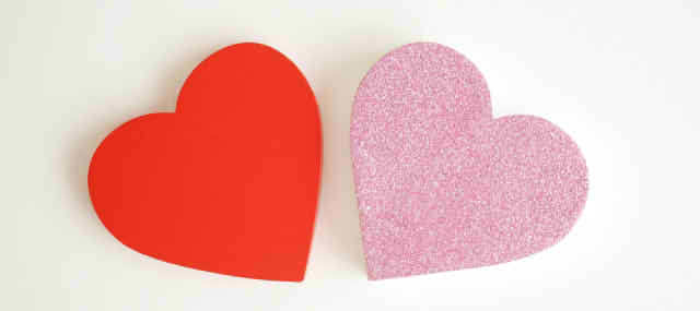 二つのハートが寄り添い合う画像