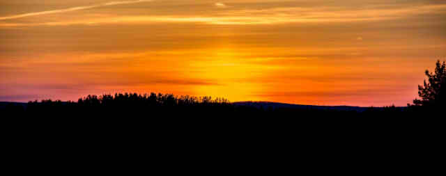 夕日の落ちている風景画像