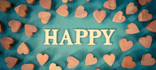 ハッピーの文字とハートの形の積み木の画像