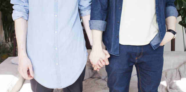 男性二人が手をつないでいる画像