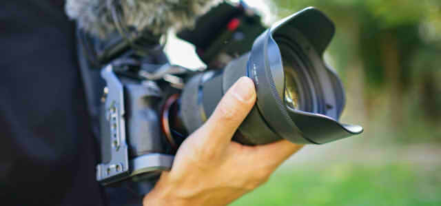 カメラを持つ男性の手の画像