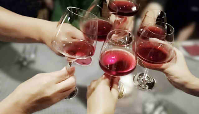 ワインで乾杯をしている画像