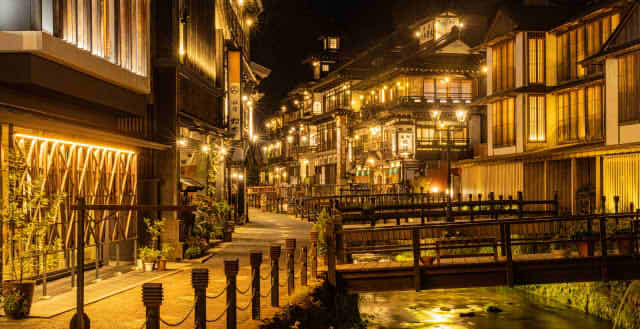 夜の温泉街の画像