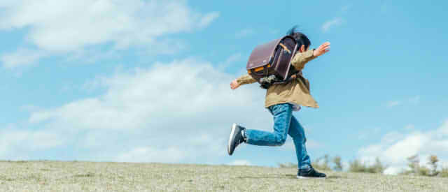 子どもが走り回る画像