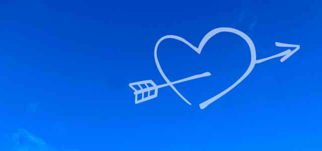 空にハートと矢のイラストの画像