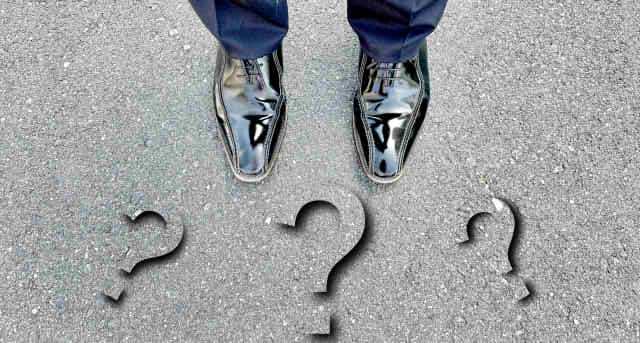 足元のはてなマークが浮かんでいる画像