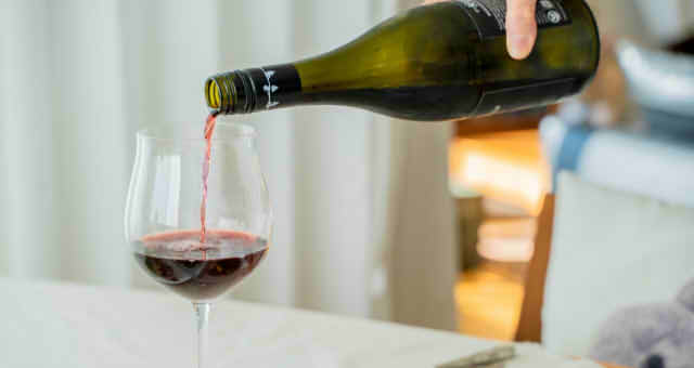 ワイングラスにワインを注ぐ画像