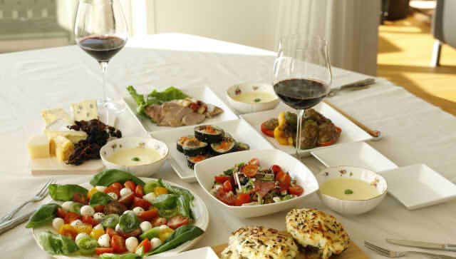 大人の食事会の様子の画像