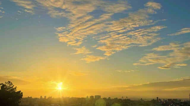 朝日の昇る空の画像